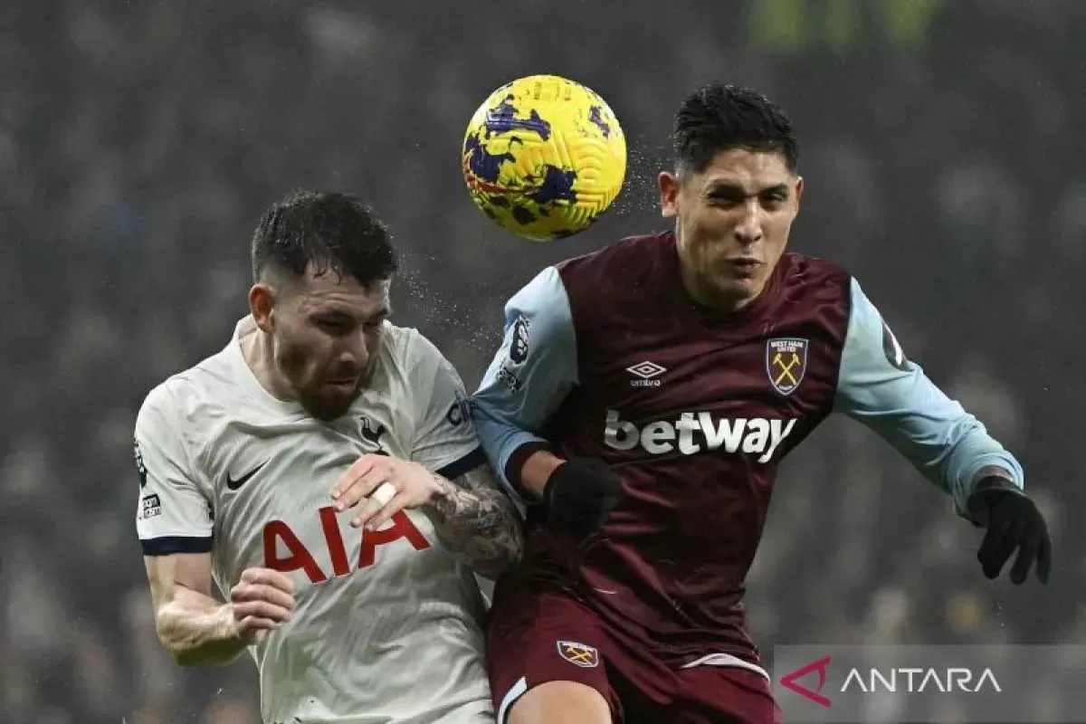 Pemain Tottenham Hotspur Pierre-Emile Hojbjerg (kiri) berebut bola di udara dengan pemain West Ham United Edson Alvarez