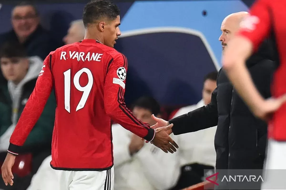 Bek asal Prancis Raphael Varane #1 saat memperkuat Manchester United. Klub promosi Serie A, Como 1907 segera mendapatkan Varane di bursa transfer musim panas ini. ANTARA/AFP/Peter Powell. 