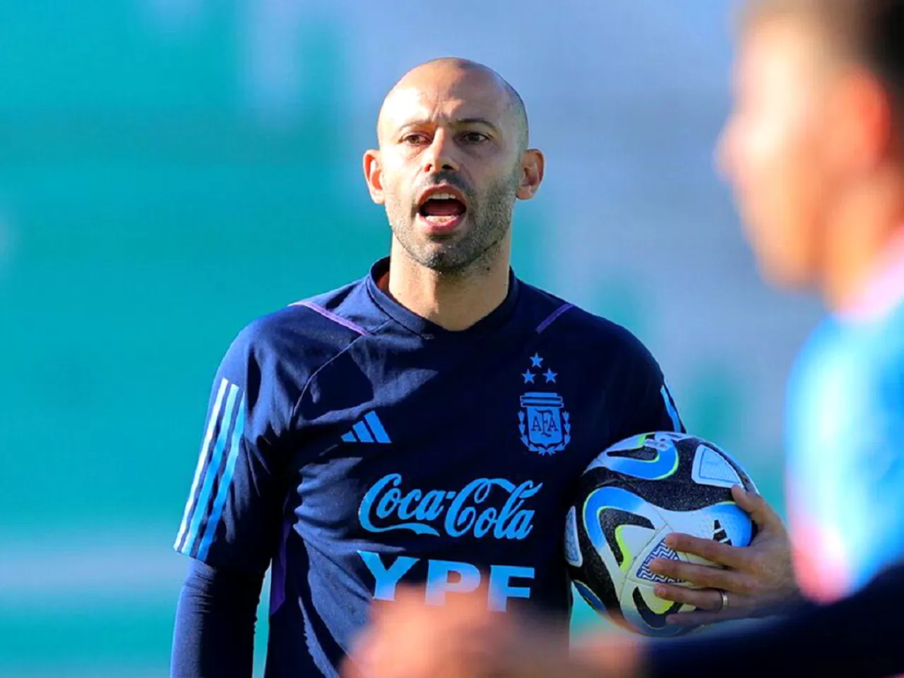 DEBUTAN: Pelatih Argentina Javier Mascherano dan juru taktik Prancis Thierry Henry punya tugas berat dalam memenuhi ekspektasi medali emas cabor sepak bola putra di Olimpiade Paris 2024.  